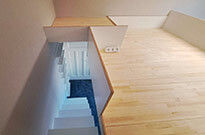 Bild 543: Hochetage mit Treppenschrank, Material: Multiplex weiß beschichtet