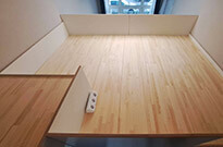 Bild 544: Hochetage mit Treppenschrank, Material: Multiplex weiß beschichtet