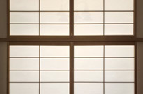 Bild 192: 4 Shoji als Raumteiler, Holz: Hemlock, Trittschutz aus Eiche, oben feststehend, unten beweglich (Schiebetüren)