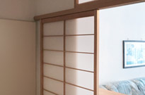 Bild 193: 4 Shoji als Raumteiler, Holz: Hemlock, Trittschutz aus Eiche, oben feststehend, unten beweglich (Schiebetüren)