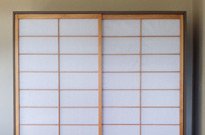 Bild 081: Shoji-Schrank, Kiefer, graue Lacklasur, Türen Hemlock