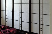 Bild 079: Shoji vor vorhandenem Regal, Hemlock massiv, schwarz gebeizt, klar lackiert