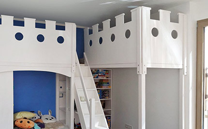 Bild 180: 2 Hochbetten / Spieletagen, 1 Bett, 2 Schubkästen, große Treppe mit Treppenregal, weiß lackiert