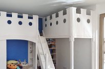 Bild 180: 2 Hochbetten / Spieletagen, 1 Bett, 2 Schubkästen, große Treppe mit Treppenregal, weiß lackiert