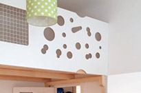 Bild 212: Kinderhochbett / Spieletage mit individueller Umrandung, 19mm Multiplex, weiß beschichtet, Lochoptik und Netz