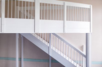 Bild 198: Hochetage / Spieletage, 500cm x 500cm, Rundstabgeländer 100cm, große Treppe mit 2 Handläufen, weiß lackiert