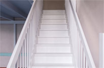 Bild 199: Hochetage / Spieletage, 500cm x 500cm, Rundstabgeländer 100cm, große Treppe mit 2 Handläufen, weiß lackiert