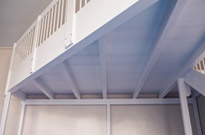 Bild 200: Hochetage / Spieletage, 500cm x 500cm, Rundstabgeländer 100cm, große Treppe mit 2 Handläufen, weiß lackiert