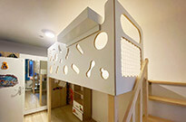 Bild 841a: Kinderhochbett mit Treppenregal