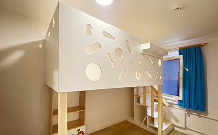 Bild 841b: Kinderhochbett mit Treppenregal