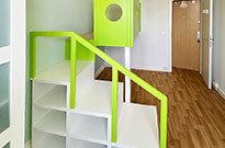 Bild 798a: Kinderhochbett / Spielhaus mit Treppenregal
