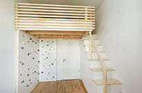 Bild 838a: Kinderhochbett mit Treppenschrank und Kletterwand