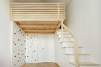 Bild 838c: Kinderhochbett mit Treppenschrank und Kletterwand