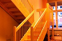 Bild 054: Spieletage mit großer Treppe, Rundstabhandlauf, lackiert