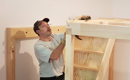 Konstruktion / Aufbau von Hochetage mit großer Treppe (mit Setzstufen)