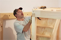 Konstruktion / Aufbau von Hochetage mit großer Treppe (mit Setzstufen)