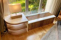 Bild 553: Moderne, multifunktionale Heizungsverkleidung / Lowboard aus Vollholz