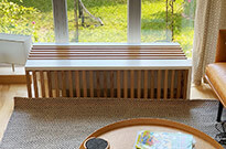 Bild 554: Moderne, multifunktionale Heizungsverkleidung / Lowboard aus Vollholz