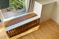 Bild 555: Moderne, multifunktionale Heizungsverkleidung / Lowboard aus Vollholz