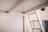 Bild 251: Hochbett an schrägen Wänden, weiß lackiert, Maßeinbau