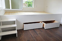 Bild 301: Podest-Bett mit 2 Rollkästen & kleiner Treppe