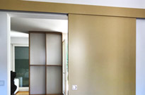 Bild 186: Schiebetür, H 220cm x B 110cm x T 6cm, Sandgelb lackiert, Maßeinbau mit Blende von Wand zu Wand