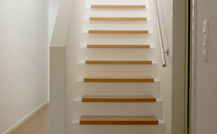 Bild 010: Treppe mit Echtholz-Treppenstufen, Maßeinbau