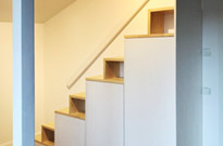 Bild 209: Treppenschrank, Kiefer, Maßeinbau, weiß lackiert, mit Schubfach und Türen