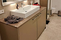 Bild 598: Badezimmermöbel: Waschbeckenunterschrank und großer Spiegelschrank