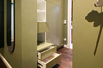 Bild 712: Flurschrank mit viel Stauraum, Fronten grün lackiert