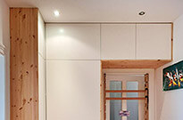 Bild 759: Flurschrank mit Türüberbau, Multiplex weiß beschichtet mit Kiefer natur