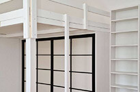Bild 692: Hochbett mit Unterschrank und Regal, Schrank mit Shoji-Schiebetüren