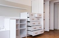 Bild 170: Einbau-Schrankwand, weiß lackiert