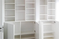 Bild 214: Regal / Schrank, Kiefer weiß lackiert, mit Türen, individuelle Aufteilung, angepasst an Dachschräge, Maßeinbau