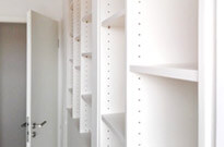 Bild 215: Regal / Schrank, Kiefer weiß lackiert, mit Türen, individuelle Aufteilung, angepasst an Dachschräge, Maßeinbau