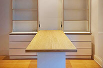 Bild 696: Schrank / Regal mit integriertem Klapptisch