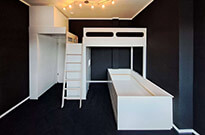 Bild 566: Raumkonzept Kinderzimmer: Hochbett & Podestbett mit viel Stauraum & Schreibtisch