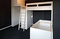 Bild 567: Raumkonzept Kinderzimmer: Hochbett & Podestbett mit viel Stauraum & Schreibtisch