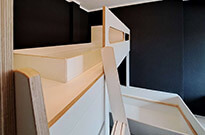 Bild 572: Raumkonzept Kinderzimmer: Hochbett & Podestbett mit viel Stauraum & Schreibtisch