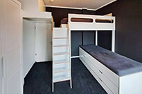 Bild 573: Raumkonzept Kinderzimmer: Hochbett & Podestbett mit viel Stauraum & Schreibtisch