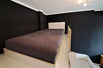 Bild 574: Raumkonzept Kinderzimmer: Hochbett & Podestbett mit viel Stauraum & Schreibtisch