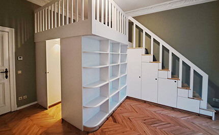 Bild 437: Hochbett mit Treppenschrank und begehbarem Kleiderschrank