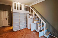 Bild 438: Hochbett mit Treppenschrank und begehbarem Kleiderschrank