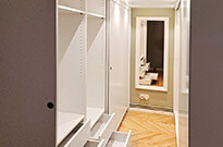 Bild 440: Hochbett mit Treppenschrank und begehbarem Kleiderschrank