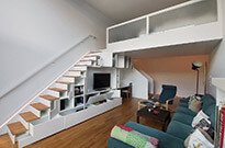 Bild 413: Hochetage mit Treppenschrank und Schrankwand