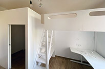 Bild 448: Kinderzimmer mit Hochbett / Hochebene, darunter Gaming-Raum und Schreibtisch