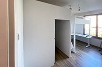 Bild 449: Kinderzimmer mit Hochbett / Hochebene, darunter Gaming-Raum und Schreibtisch
