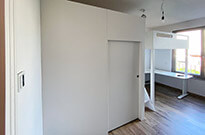 Bild 450: Kinderzimmer mit Hochbett / Hochebene, darunter Gaming-Raum und Schreibtisch