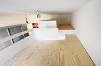 Bild 451: Kinderzimmer mit Hochbett / Hochebene, darunter Gaming-Raum und Schreibtisch