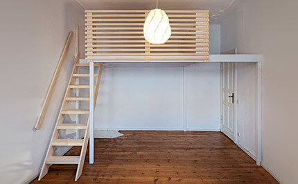 Bild 725b: Hochbett mit großer Treppe